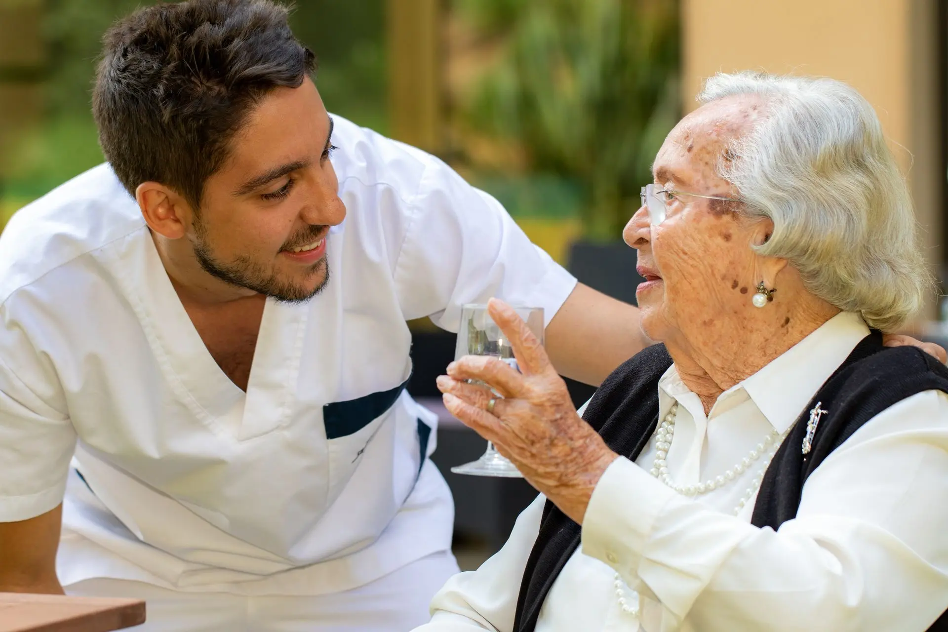 Verzorgende controleert luchtkwaliteit met climaplux in WZC