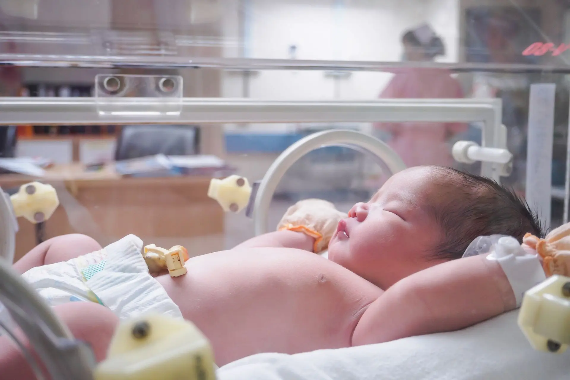 Pasgeboren baby in couveuse met gezonde lucht en stabiele temperatuur