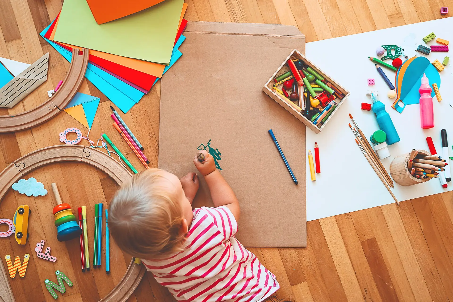Kleine kinderen spelen in gezonde lucht dankzij Climaplux monitoring