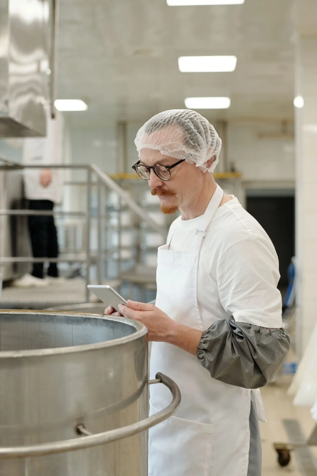 Ambachtelijke bakker controleert beslag in hygiënische, goed geventileerde werkruimte