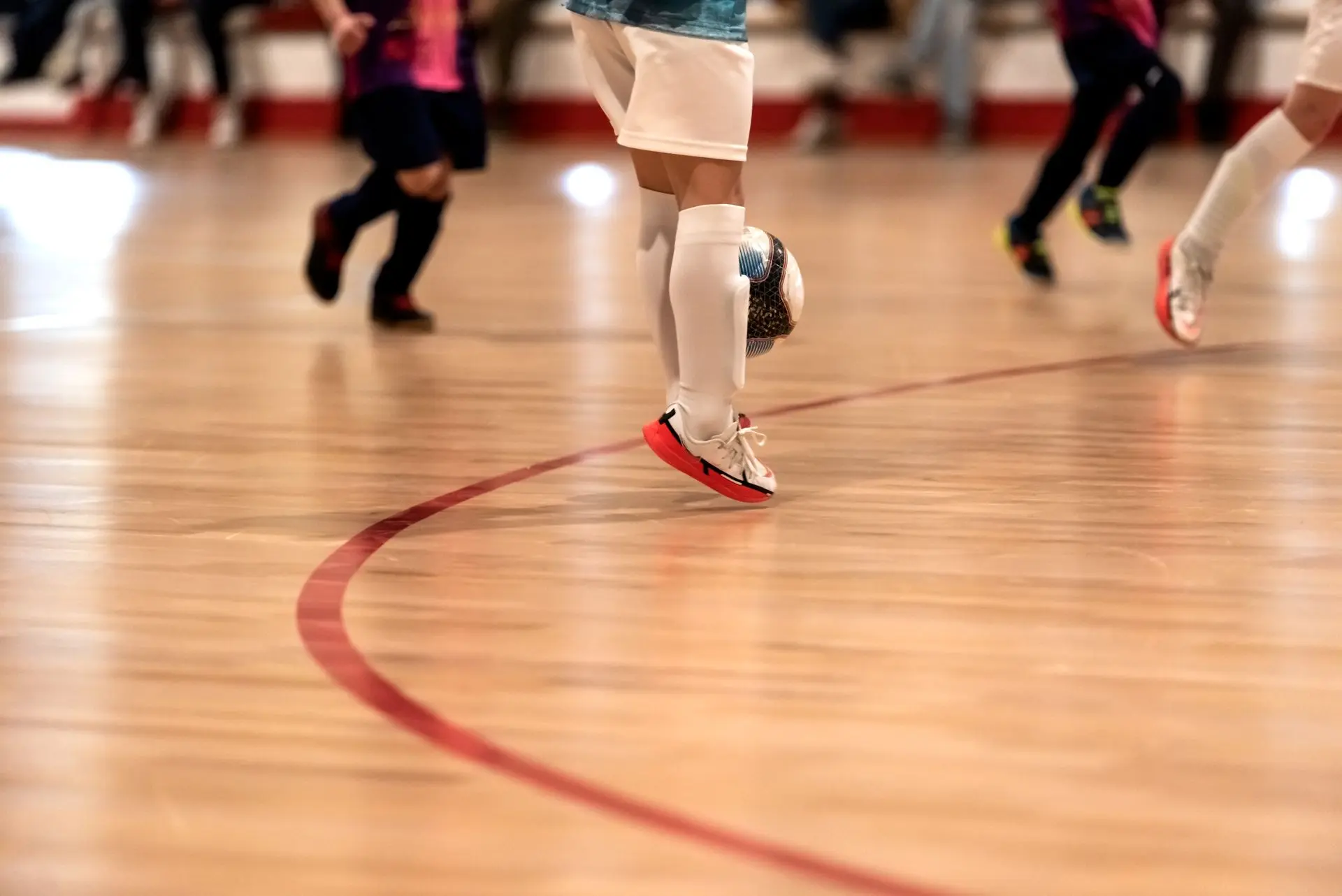 Teams spelen indoor voetbal in sporthal met gezond binnenklimaat en goede ventilatie