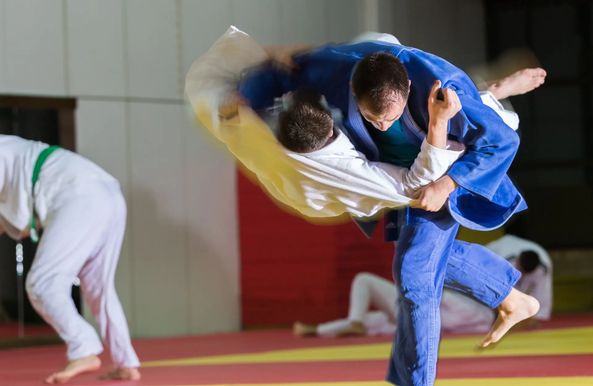 Judoka’s oefenen met stabiele temperatuur en zuivere lucht